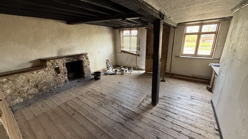 Lot: 130 - SUBSTANTIAL PERIOD PROPERTY WITH MULTIPLE BUILDINGS REQUIRING REFURBISHMENT - Internal image of cottage living room